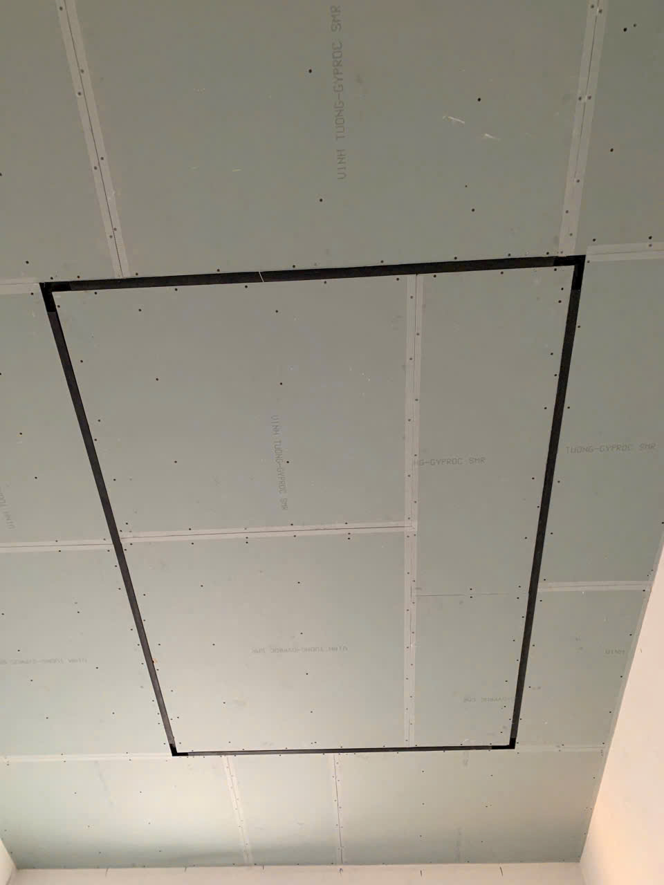 Trần phẳng kết hợp ray đèn nam châm